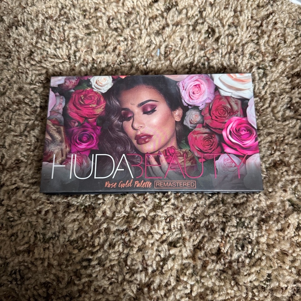 HUDA BEAUTY Rose Gold Palette with Pink and Red Hues